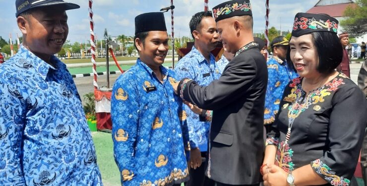 FOTO : DISKOMINFO SANTIK/MATA KALTENG - Bupati Gumas Jaya S Monong dan Wakil Bupati Efrensia LP Umbing menyematkan PIN berkarya tanpa narkoba kepada ASN, pekan lalu.