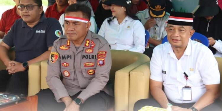 FOTO: PROKOM SERUYAN/MATA KALTENG - Asisten Administrasi Umum Setda Seruyan, Sugian Noor (kanan) saat menghadiri agenda penanaman pohon di Mapolres Seruyan, Rabu 23 Agustus 2023.