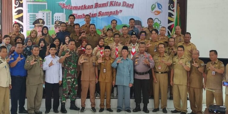 FOTO: PROKOM SERUYAN/MATA KALTENG - Asisten Perekonomian dan Pembangunan Setda Seruyan, Adhian Noor bersama seluruh pihak terkait dalam agenda penyuluhan dan kampanye pengelolaan sampah se-Kabupaten Seruyan di Gedung Serbaguna Kuala Pembuang, kemarin.