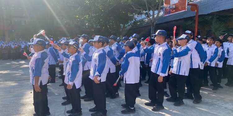 FOTO: DIAN/MATA KALTENG - Suasana upacara di SMPN 2 Sampit.