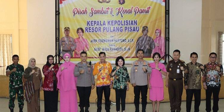 FOTO: MATAKALTENG - Bupati Pulang Pisau, Pudjirustaty Narang, saat foto bersama AKBP Kurniawan Hartono.