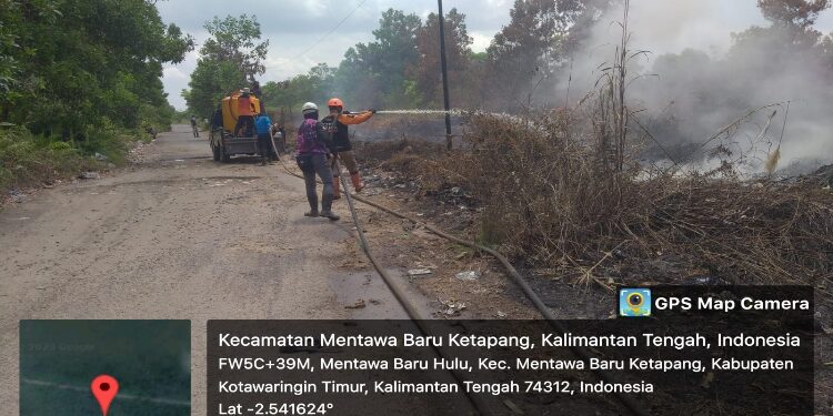 FOTO: IST/MATAKALTENG - MPA Kecamatan MBK saat memadamkan api di Jalan MT. Hariono Barat, Kamis 24 Agustus 2023.