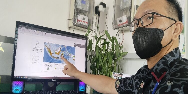 FOTO: AGUS/MATAKALTENG - Prakirawan BMKG Kotim, Mulyono Leonardo saat menunjukkan perkiraan cuaca di kantor BMKG Stasiun Meteorologi Haji Asan Sampit. Kamis, 24 Agustus 2023.