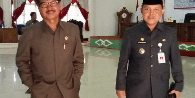 FOTO : IST/MATAKALTENG - Ketua DPRD Barsel HM Farid Yusran (kiri) bersama Pj. Bupati Deddy Winarwan saat berjalan keluar dari gedung graha Pena DPRD setempat.