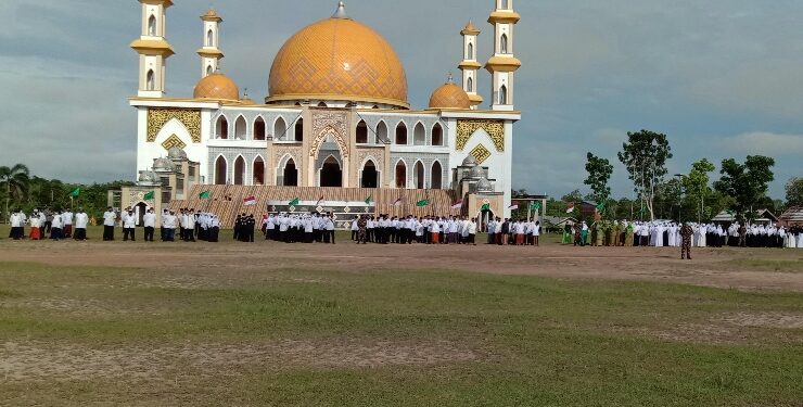 FOTO : AKH/MATAKALTENG - Lapangan sepakbola yang ada didepan Masjid Agung Ad Durrun Nafis Sukamara