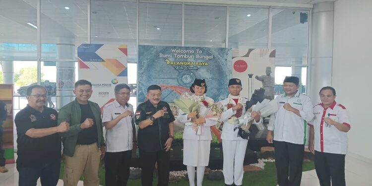 FOTO: VI/MATAKALTENG - Foto bersama dua orang perwakilan Paskibraka nasional.