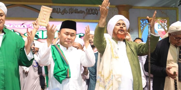 FOTO: MATAKALTENG - Habib Umar bin Hafidz, pada saat hadir mengisi pada Tabligh Akbar di Stadion Tuah Pahoe Kota Palangka Raya.