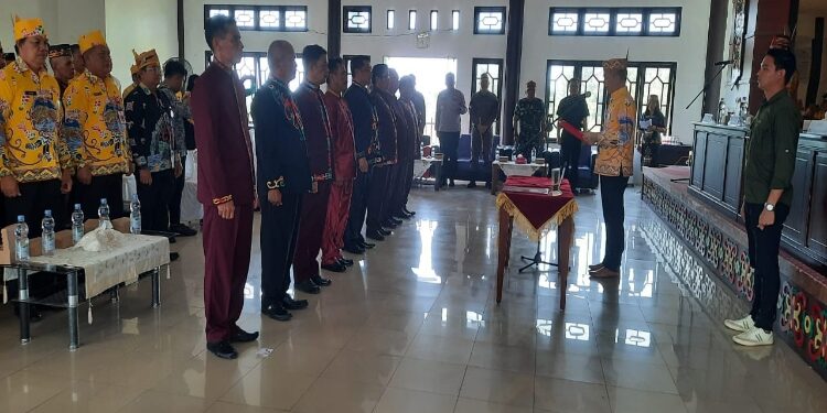 FOTO : SID/MATA KALTENG - Bupati yang juga Ketua DAD Gumas, Jaya Samaya Monong, ketika mengukuhkan Ketua DAD kecamatan, di aula kantor DAD setempat, Kamis, 24 Agustus 2023.