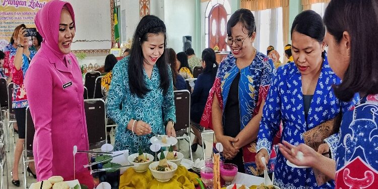 FOTO: DISKOMINFO SANTIK/MATA KALTENG - Tim juri mencicipi hasil olahan makanan dari peserta TP-PKK kecamatan, pada lomba kreasi pangan lokal B2SA tingkat kabupaten tahun 2023, Kamis, 24 Agustus 2023.