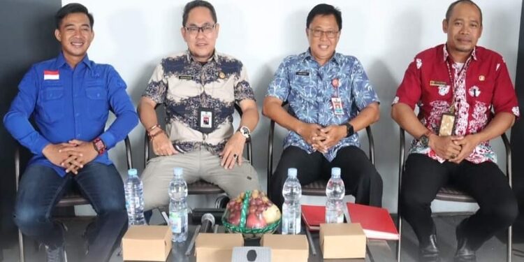 FOTO: PROKOM SERUYAN/MATA KALTENG - Asisten Perekonomian dan Pembangunan Setda Seruyan Adhian Noor (dua dari kiri) saat menghadiri sekaligus membuka kegiatan Edukasi Data Cyber KNPI Kabupaten Seruyan di G-House, Kamis 24 Agustus 2023.
