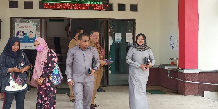 FOTO: ALDI/MATA KALTENG - Anggota DPRD Seruyan, Harsandi (dua dari kanan) saat mengunjungi RSUD Kuala Pembuang dalam agenda reses beberapa waktu lalu.
