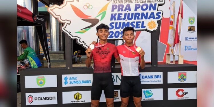 FOTO: MATAKALTENG - Dua atlet asal Kalteng yang berhasil meraih medali emas di Kejurnas.