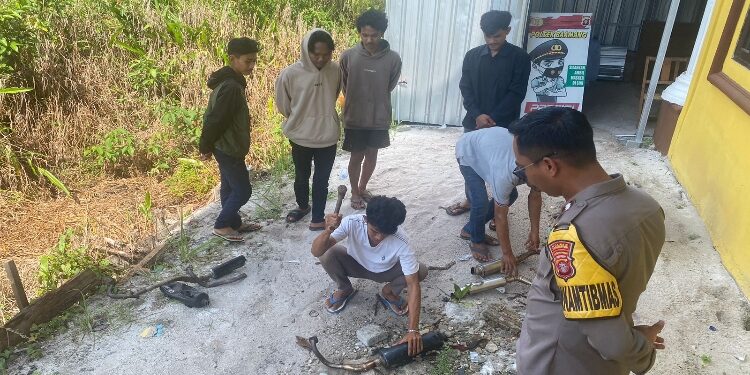 FOTO: AGUS/MATA KALTENG - Terlihat para pengendara motor yang sedang menghancurkan knalpot tidak standar menggunakan palu di hadapan anggota Polsek Baamang. 