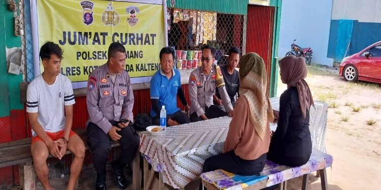 FOTO: IST/MATA KALTENG - Jumat curhat masyarakat dengan petugas Polsek Baamang.