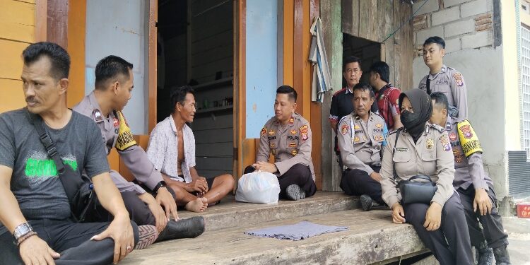 FOTO: AGUS/MATA KALTENG- Kapolsek Baamang bersama anggota sedang melakukan sembako kepada langsia berusia sekitar 80 tahun warga Kelurahan  Tanah Mas, Kecamatan Baamang. Jumat, 25 Agustus 2023.