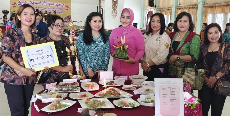 FOTO : DISKOMINFO SANTIK/MATA KALTENG - Ketua TP-PKK Mimie Mariatie Jaya S Monong didampingi Ketua Bhayangkari Indah Asep, ketika bersama TP-PKK Kecamatan Rungan Hulu yang menjadi juara pertama lomba kreasi pangan lokal B2SA tingkat kabupaten, di GPU Damang Batu, Kamis, 24 Agustus 2023.