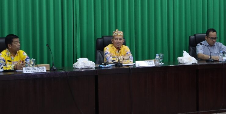 FOTO : SID/MATA KALTENG - Bupati Gumas Jaya S Monong didampingi Sekretaris Dinas Transmigrasi, Tenaga Kerja, Koperasi dan UKM Hulnan, ketika memimpin rapat mediasi penyelesaian masalah kemitraan plasma antara PT BMB Estate Manuhing dengan masyarakat sekitar yang tergabung dalam lima koperasi mitra, di ruang rapat lantai 1 kantor bupati, Kamis, 24 Agustus 2023.