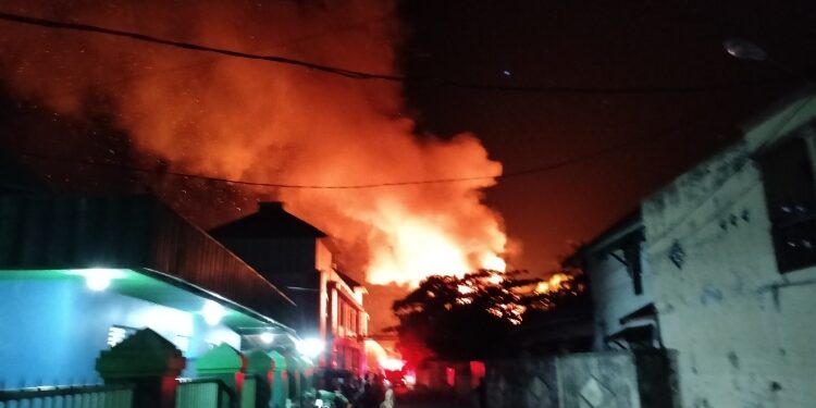 FOTO: ALDI/MATA KALTENG - Penampakan kobaran api yang menghanguskan satu gedung walet di sebelah kawasan Pasar Saik Kuala Pembuang, Jum'at 25 Agustus 2023 malam.
