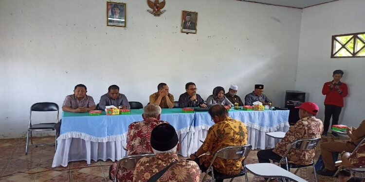 FOTO: ALDI/MATA KALTENG - Jajaran DPRD Seruyan Dapil 1 saat melaksanakan reses di Desa Pematang Panjang, Kecamatan Seruyan Hilir Timur beberapa waktu lalu.