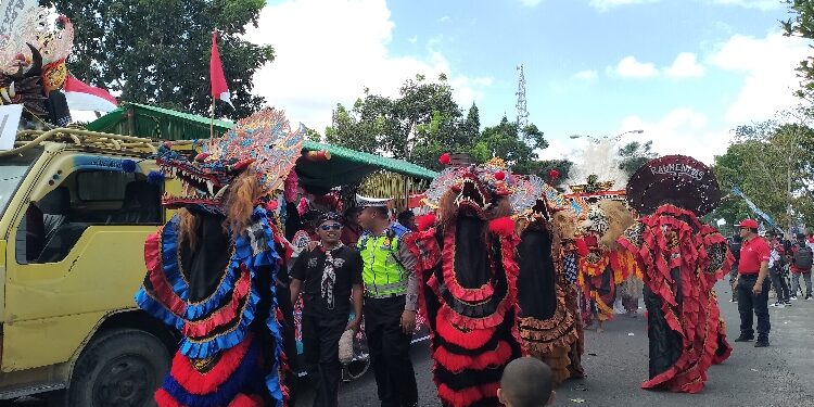 FOTO: AKH/MATAKALTENG - Salah satu peserta pawai pembangunan di Sukamara.