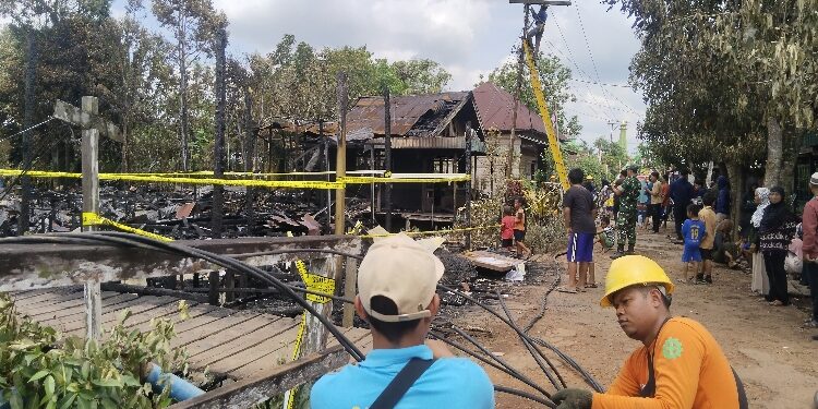 FOTO: AGUS/MATA KALTENG - Petugas PLN Unit Kota Besi sedang melakukan upaya perbaikan jaringan di lokasi kejadian kebakaran, Kecamatan Kota Besi, Sabtu 26 Agustus 2023.