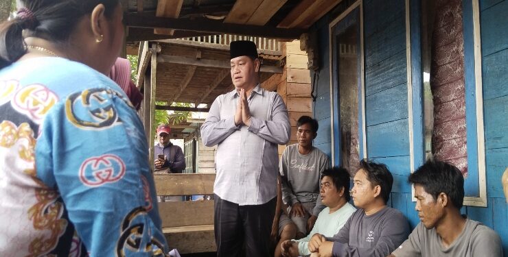 FOTO : AGUS/MATA KALTENG - Bupati Kotim saat memberikan semangat untuk anak-anak korban musibah kebakaran rumah di Kelurahan Kota Besi Hulu, Kecamatan Kota Besi, Kabupaten Kotim, Sabtu, 26 Agustus 2023.