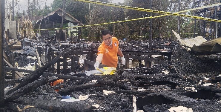FOTO : AGUS/MATA KALTENG - Aparat Kepolisian dari Polres Kotim melakukan olah tempat kejadian perkara untuk mengetahui penyebab kebakaran di Kelurahan Kota Besi Hulu, Sabtu, 26 Agustus 2023.