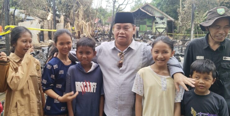 FOTO : AGUS/MATA KALTENG - Bupati Kotim Halikinnor saat meninjau lokasi kebakaran pemukiman padat penduduk di Kelurahan Kota Besi Hulu, Kecamatan Kota Besi, Sabtu, 26 Agustus 2023.