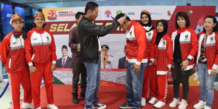 FOTO: IST/MATAKALTEHG - Penyambutan Kontingen, Kalteng di Bandara Internasional Sultan Mahmud Badaruddin II Palembang.
