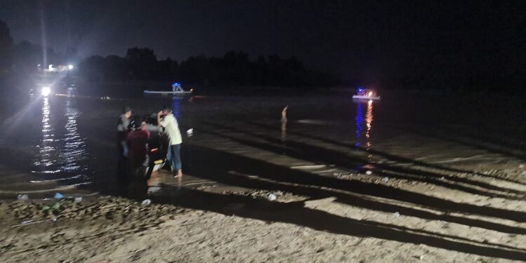 FOTO: RZL/MATAKALTENG - Petugas gabungan saat melakukan pencarian di sekitar lokasi korban dinyatakan tenggelam.