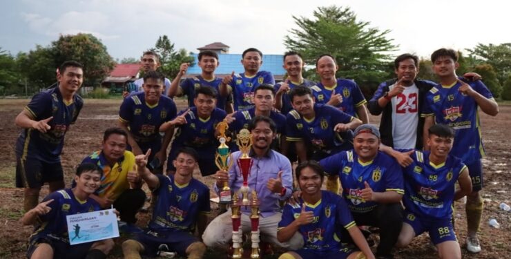 FOTO : HUMAS POLRES GUMAS/MATA KALTENG - Tim sepak bola Res Gumas FC berfoto bersama usai meraih juara pada turnamen sepak bola Sepang Cup tahun 2023, di lapangan sepak bola Kelurahan Sepang Simin, Kecamatan Sepang, Jumat, 25 Agustus 2023