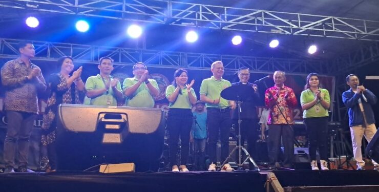 FOTO : DISKOMINFO SANTIK/MATA KALTENG - Bupati Gumas Jaya S Monong bersama Ketua TP-PKK Mimie Mariatie Jaya S Monong saat membuka festival dan konser musik KPRP GKE tahun 2023 dengan memukul alat musik, di Stadion Mini Kuala Kurun, Jumat, 25 Agustus 2023 malam.