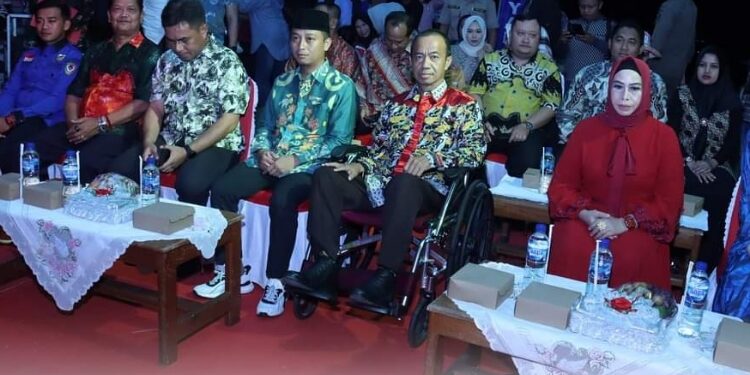 FOTO: PROKOM SERUYAN/MATA KALTENG - Bupati Seruyan, Yulhaidir (dua dari kanan) beserta sejumlah pihak terkait lainnya saat menghadiri pembukaan Seruyan Expo 2023 di kawasan Bundaran 3 Kuala Pembuang, kemarin malam.