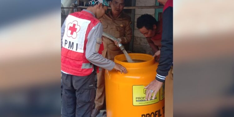 FOTO: IST/MATAKALTENG - Penyaluran air bersih di Desa Bagendang Tengah, Senin 28 Agustus 2023.