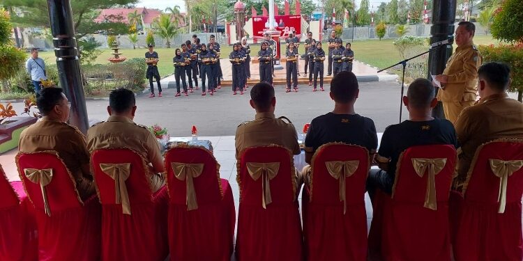 FOTO : DEVIANA/MATAKALTENG - Bupati Kotim Halikinnor melepas kontingen cabor drum band, Senin 28 Agustus 2023.