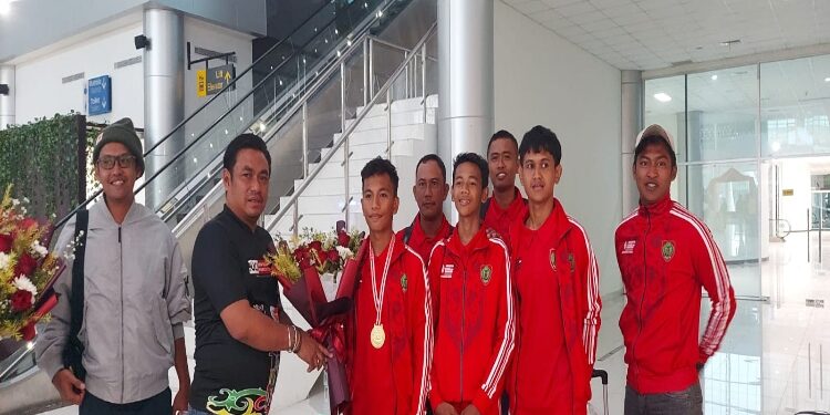 FOTO: MATAKALTENG - Ketua Harian ISSI Kalteng, Rahmat Hamka Nasution, saat menyerahkan buket bunga menyambut kedatangan atlet ISSI Kalteng di Bandara Tjilik Riwut Palangka Raya.