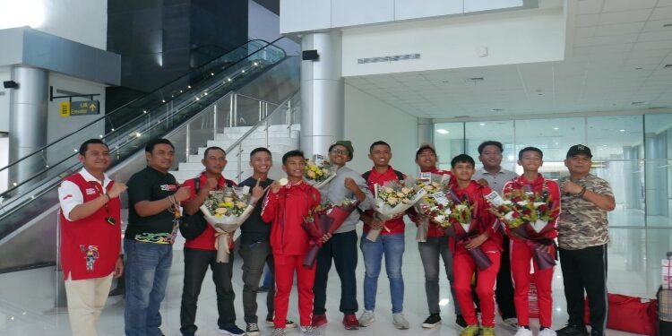 FOTO: VI/MATAKALTENG - Ketua Harian ISSI Kalteng, Rahmat Hamka, saat foto bersama atlet sepeda yang berhasil meraih medali emas.