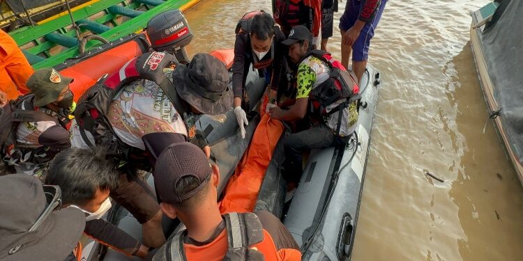 FOTO: RZL/MATAKALTENG - Jasad korban saat dievakuasi oleh tim gabungan.