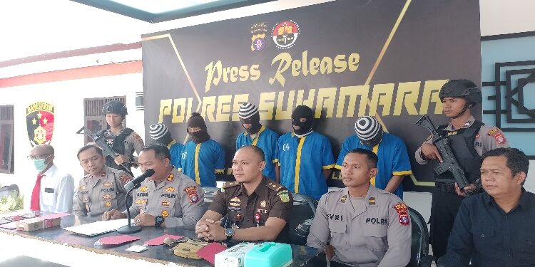 FOTO : AKH/MATAKALTENG - Kapolres Sukamara, AKBP Dewa Made Palguna menunjukkan barang bukti sabu-sabu. 