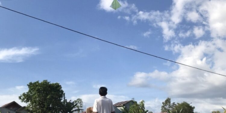FOTO: DOK/MATA KALTENG - Warga saat bermain layangan di Jalan Teratai Sampit.