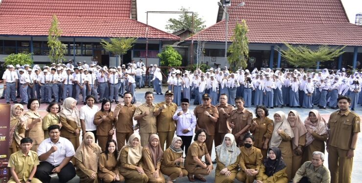 FOTO : KPU/MATA KALTENG - Ketua KPU Kotim Muhammad Rifqi saat menjadi pembina upacara dan berfoto bersama dengan Guru dan siswa SMAN 1 Sampit, Senin 28 Agustus 2023.