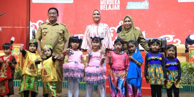 FOTO: VI/MATAKALTENG - Wagub Kalteng, H Edy Pratowo, saat foto bersama usai membuka kegiatan Apresiasi Bunda Pendidikan Anak Usia Dini (PAUD) Berprestasi dan Bimbingan Teknis Pengurus Pokja Bunda PAUD Tingkat Kalteng Tahun 2023.