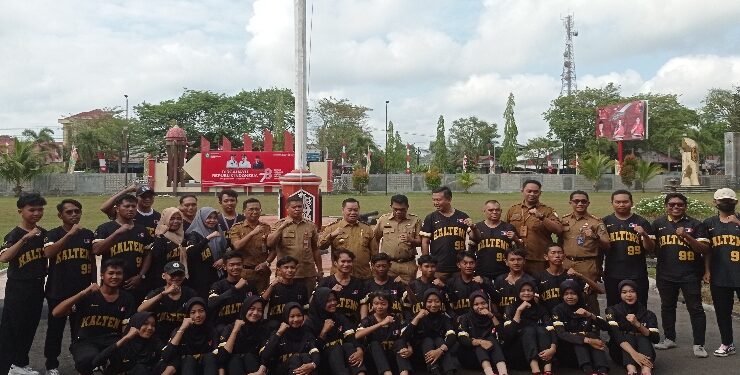 FOTO : DEVIANA/MATAKALTENG - Bupati Kotim Halikinnor bersama kontingen cabor drum band, Senin 28 Agustus 2023.
