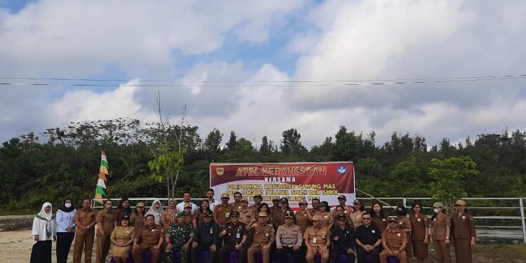 FOTO: DISKOMINFO SANTIK/MATA KALTENG - Bupati Gumas Jaya S Monong, Kapolres AKBP Asep Bangbang Saputra, Kajari Sahroni, Pabung Kodim 1016/Plk Letkol Inf Maksun Abadi, dan Pj Sekda Richard berfoto bersama dengan para guru dan peserta didik SMKN 1 Kurun, usai pelaksanaan apel kebangsaan, Senin, 28 Agustus 2023.