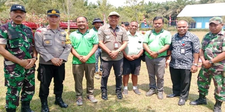 FOTO: IST/MATA KALTENG - Camat Seruyan Hilir, Heriyadi Zebua (empat dari kiri) saat menghadiri undangan salah satu perusahaan di wilayah setempat baru-baru ini.