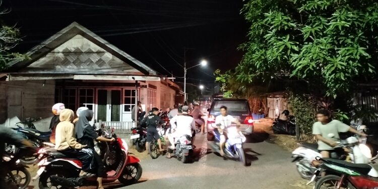 FOTO: ALDI/MATA KALTENG - Kondisi ramai di sekitaran tempat terjadinya kebakaran gedung walet di wilayah dalam Kota Kuala Pembuang baru-baru ini.