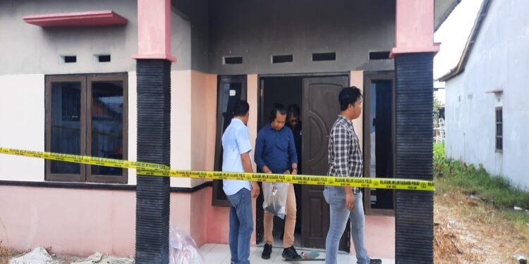 FOTO: MATAKALTENG - Personel gabungan Ditreskrimum Polda Kalteng dan Satreskrim Polresta Palangka Raya, saat melakukan olah TKP.