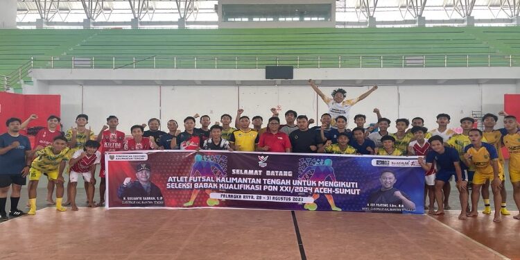 FOTO: MATAKALTENG - Para atlet futsal Kalteng saat berfoto bersama tim manajemen.