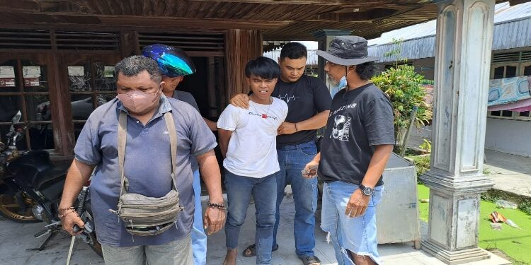 FOTO: IST/MATA KALTENG - Terduga pelaku pencurian kendaraan bermotor saat diringkus oleh tim Resmob Polsek Ketapang.