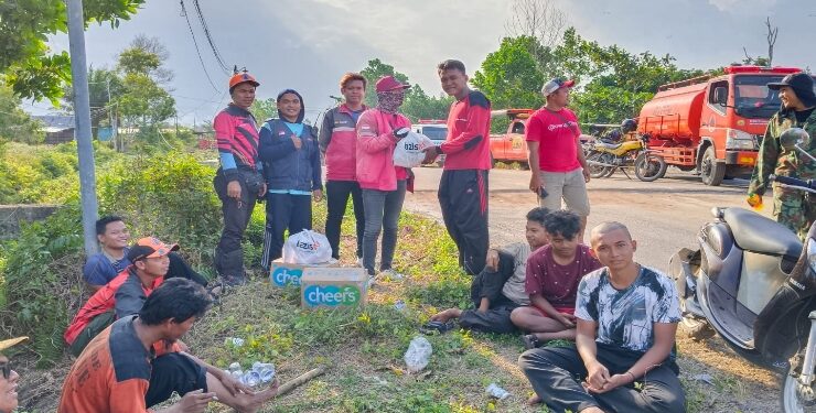 FOTO : Relawan Karhutla/MATA KALTENG - Relawan karhutla saat membagikan makanan dan minuman kepada petugas damkar usai bertugas di Kecamatan MB Ketapang, Kotim.